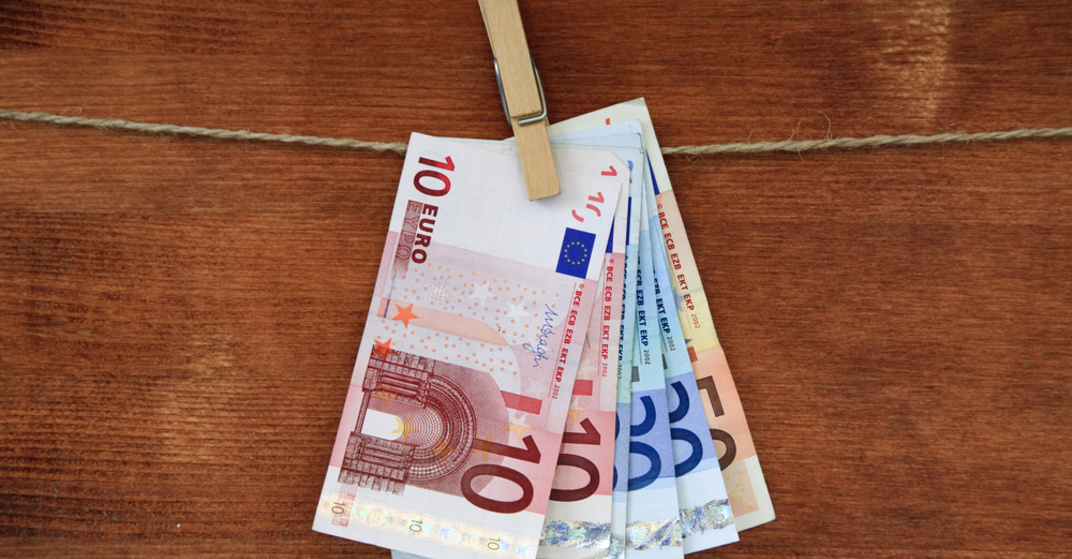 Aufgehängtes Geld: 7 Eurobanknoten, Zehner, Zwanziger, Fünfziger, hängen an einer Schnur mit Wäscheklammer befestigt